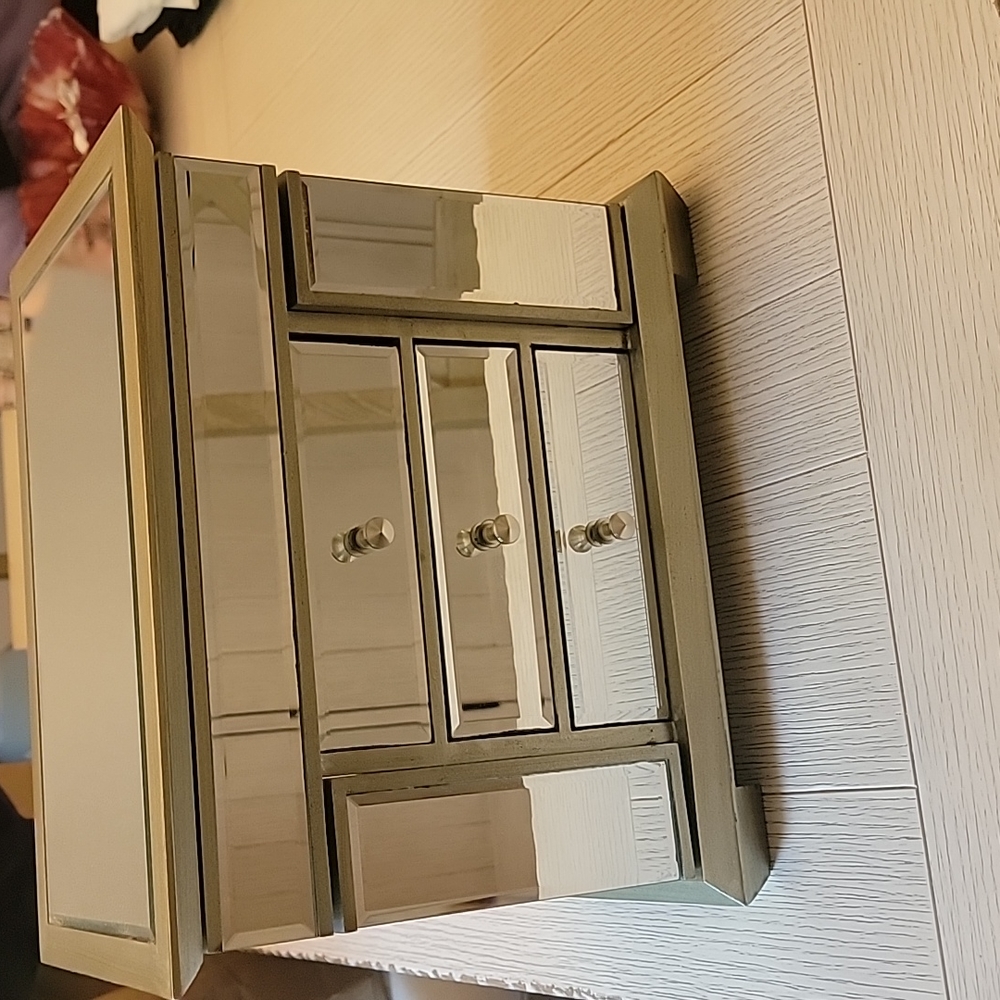Mirrored jewelry box
